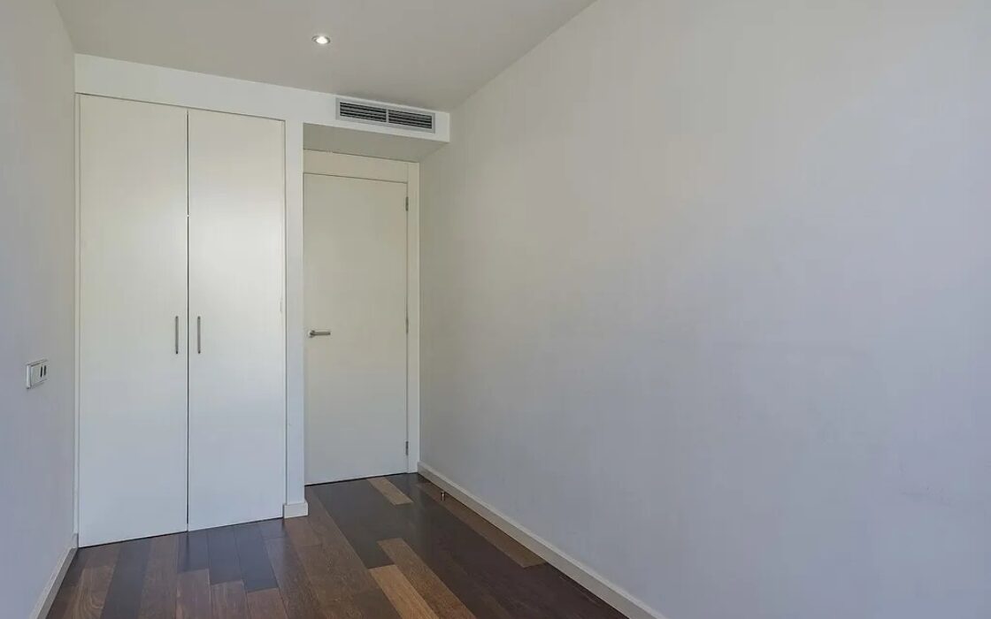 Світла квартира в Саррії з балконом та паркуванням 100 кв.м