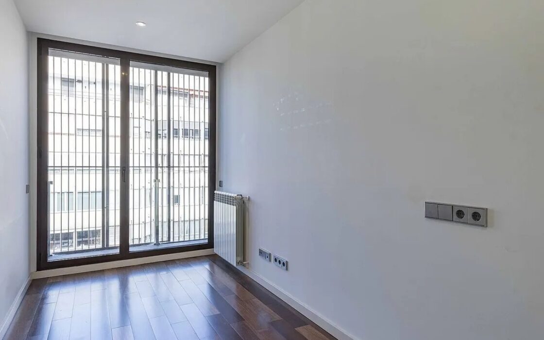 Світла квартира в Саррії з балконом та паркуванням 100 кв.м