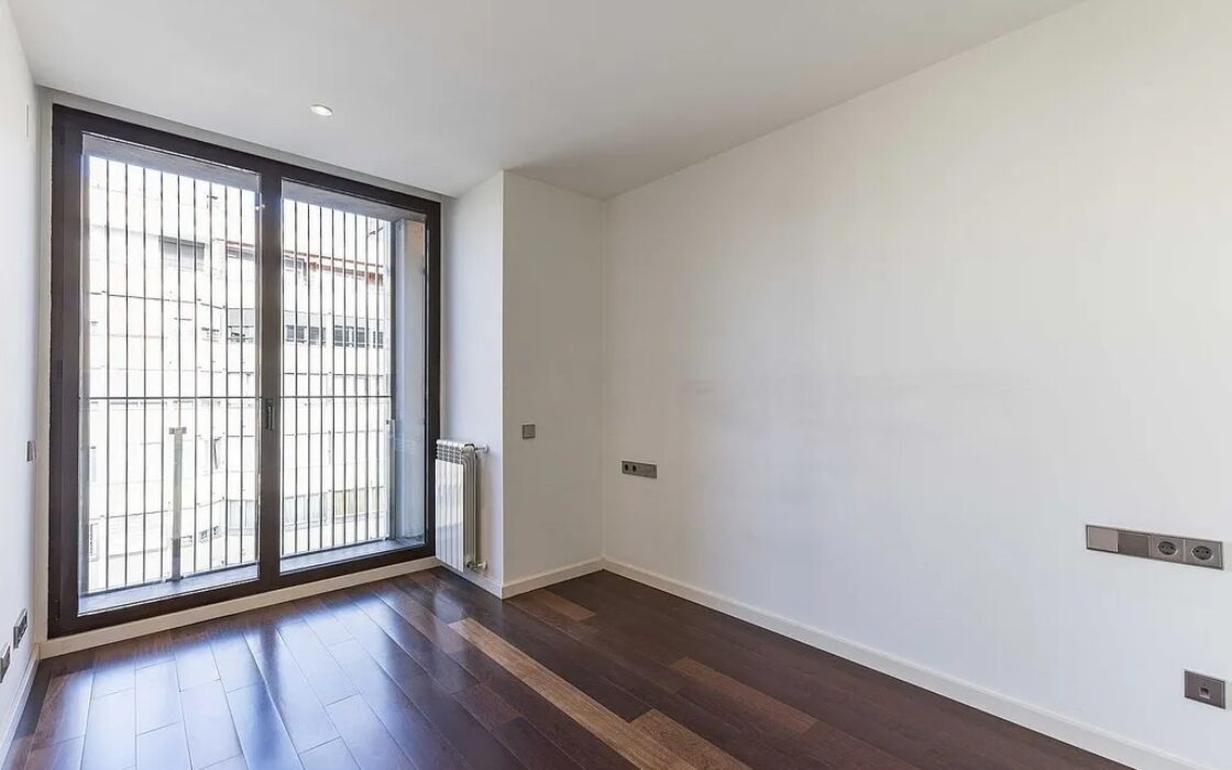 Світла квартира в Саррії з балконом та паркуванням 100 кв.м