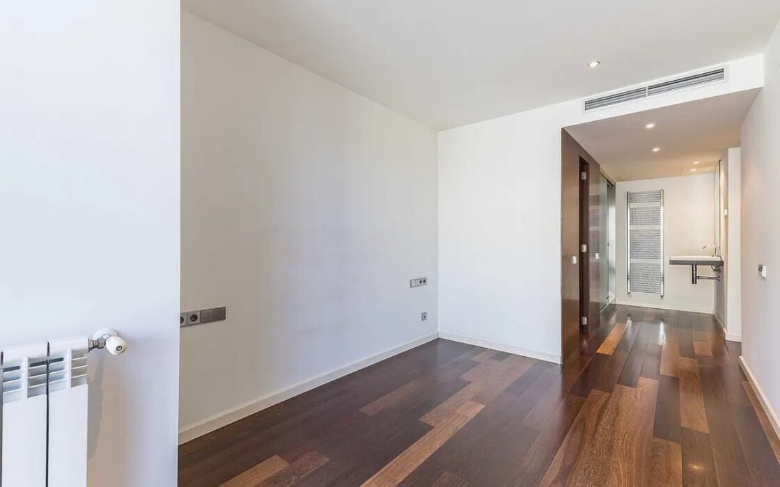 Світла квартира в Саррії з балконом та паркуванням 100 кв.м