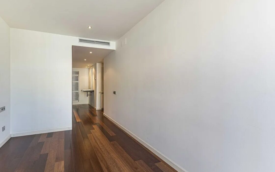 Світла квартира в Саррії з балконом та паркуванням 100 кв.м