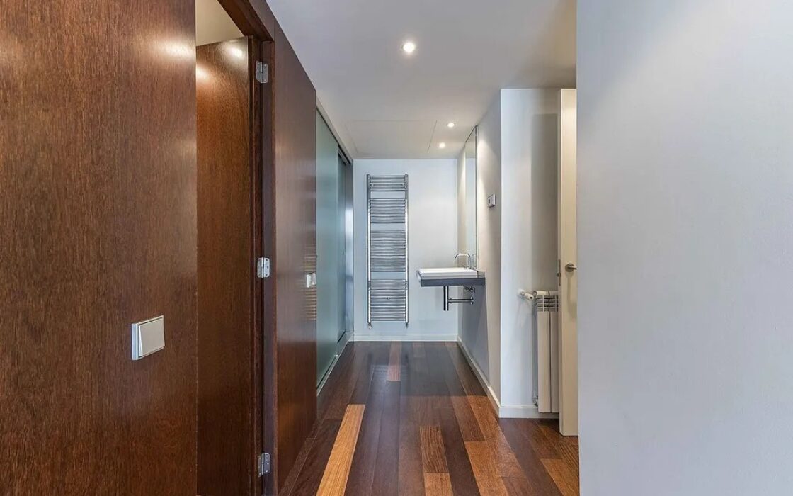 Світла квартира в Саррії з балконом та паркуванням 100 кв.м