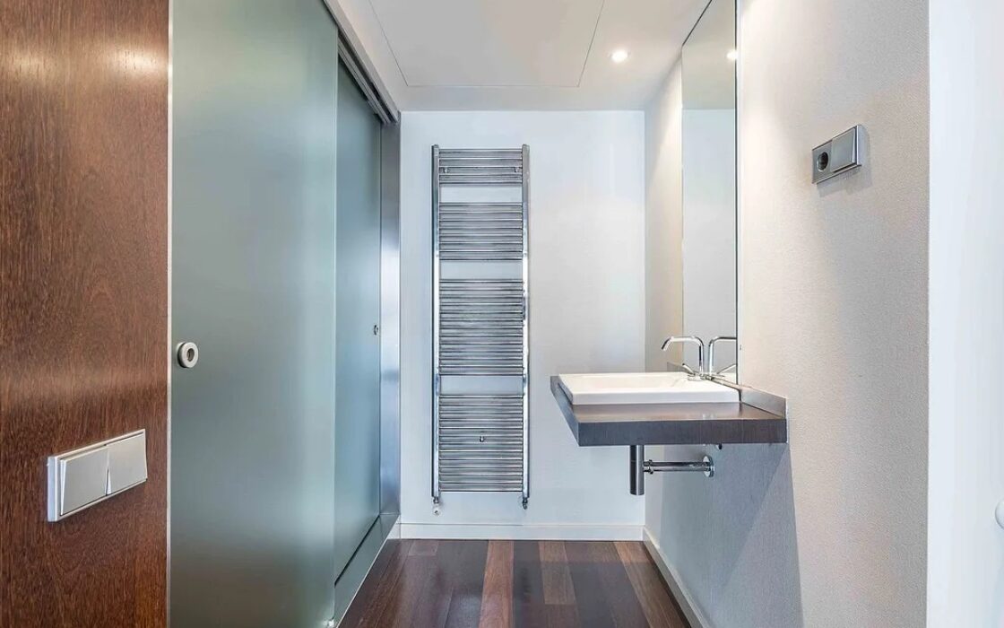 Світла квартира в Саррії з балконом та паркуванням 100 кв.м