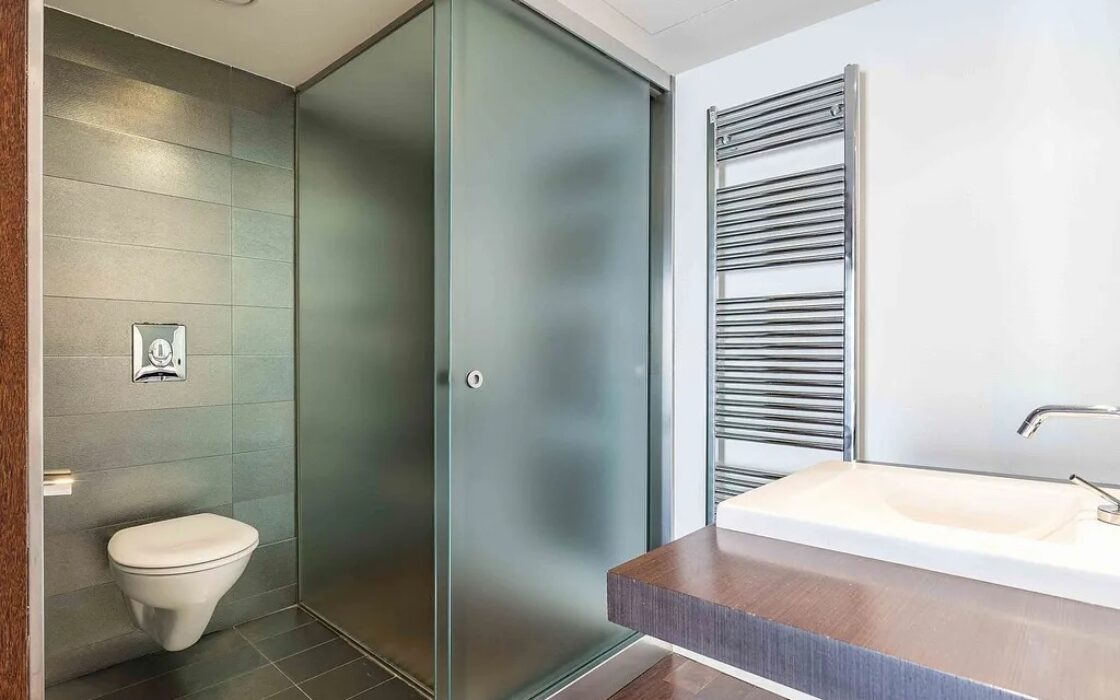 Світла квартира в Саррії з балконом та паркуванням 100 кв.м