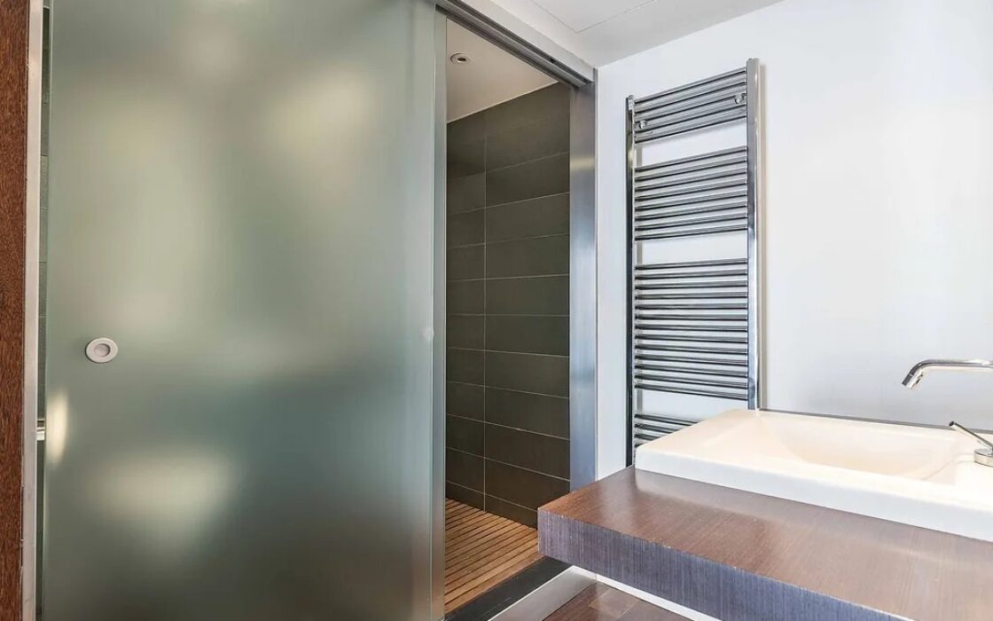 Світла квартира в Саррії з балконом та паркуванням 100 кв.м