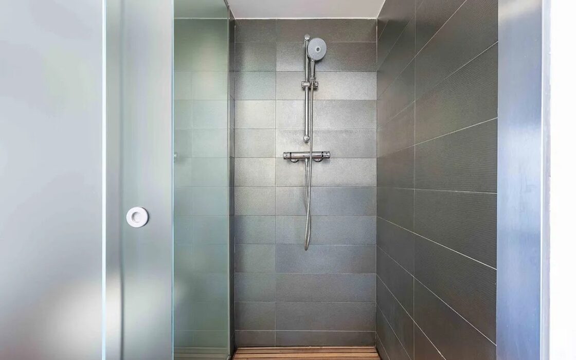 Світла квартира в Саррії з балконом та паркуванням 100 кв.м