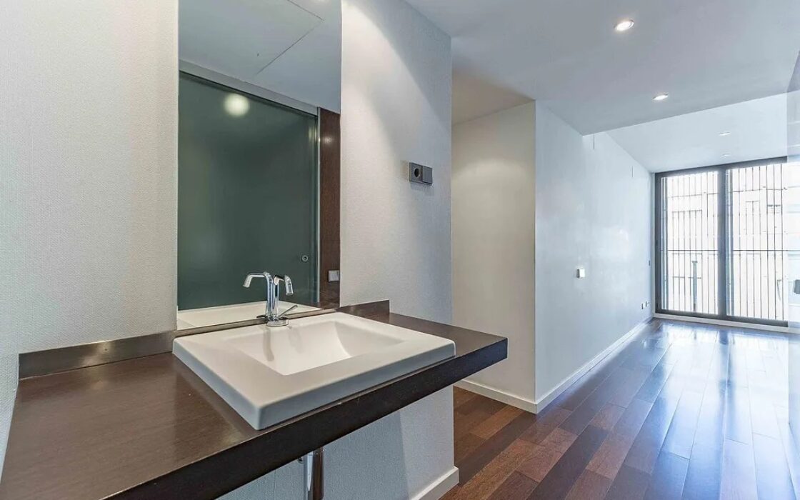 Світла квартира в Саррії з балконом та паркуванням 100 кв.м