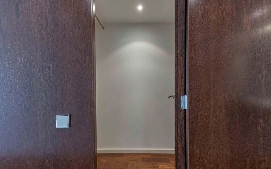 Світла квартира в Саррії з балконом та паркуванням 100 кв.м