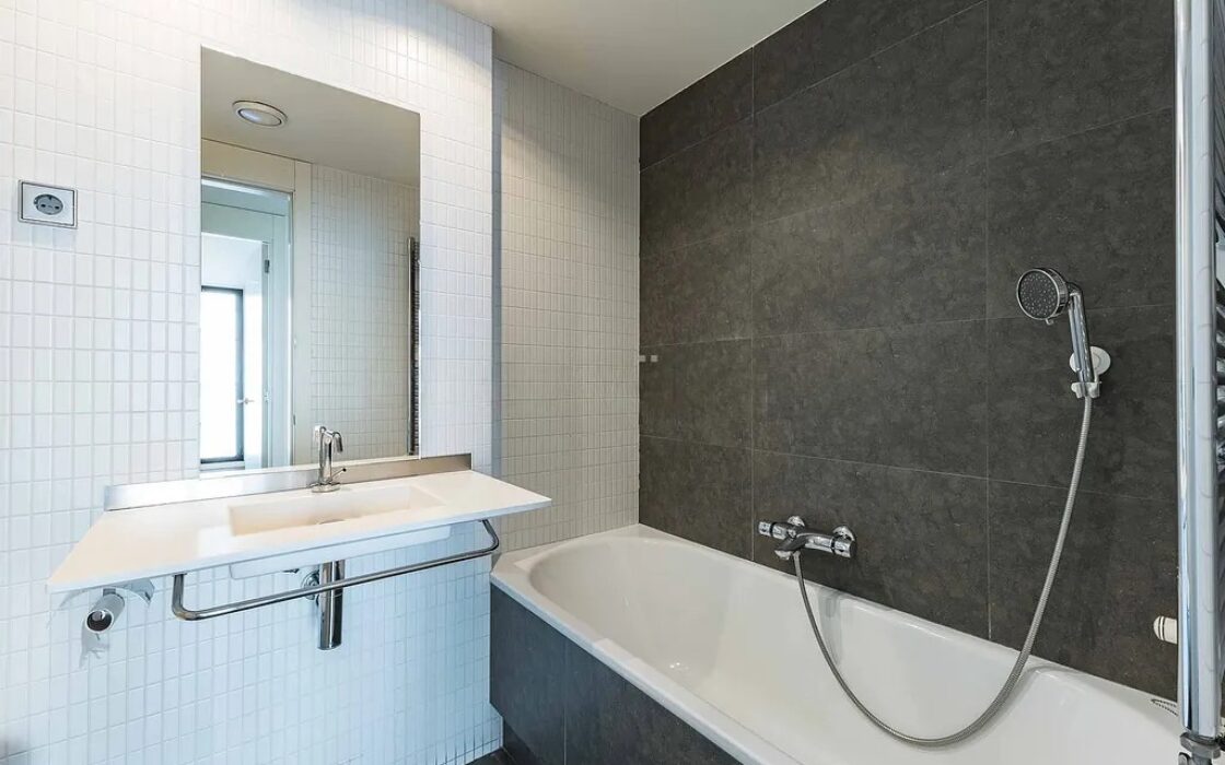 Світла квартира в Саррії з балконом та паркуванням 100 кв.м