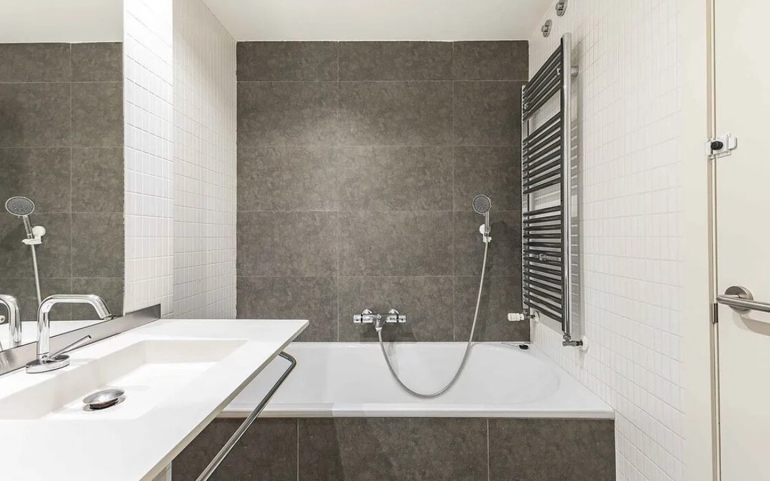 Світла квартира в Саррії з балконом та паркуванням 100 кв.м