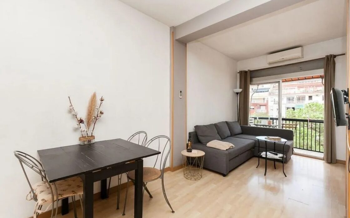 Светлая квартира с балконом в Барселоне, 110 кв.м., 3 спальни