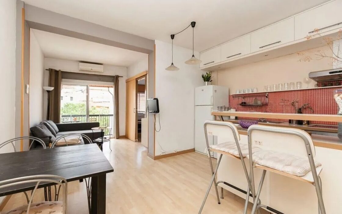 Светлая квартира с балконом в Барселоне, 110 кв.м., 3 спальни