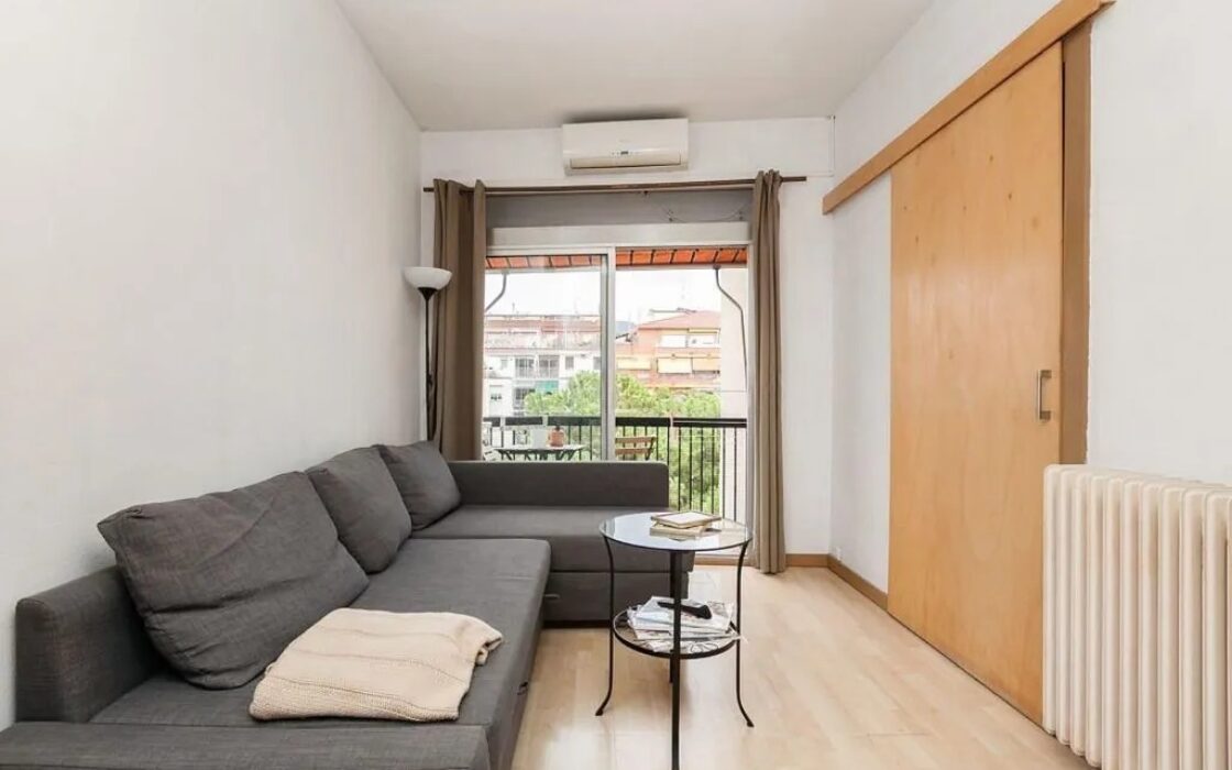 Светлая квартира с балконом в Барселоне, 110 кв.м., 3 спальни