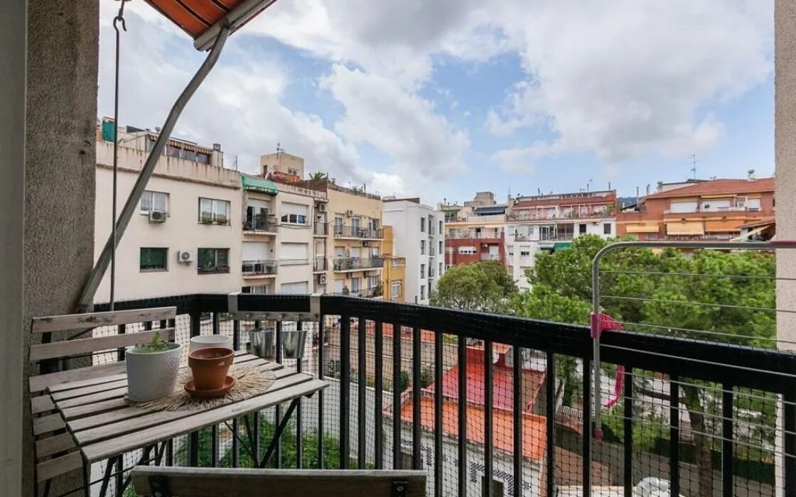 Светлая квартира с балконом в Барселоне, 110 кв.м., 3 спальни