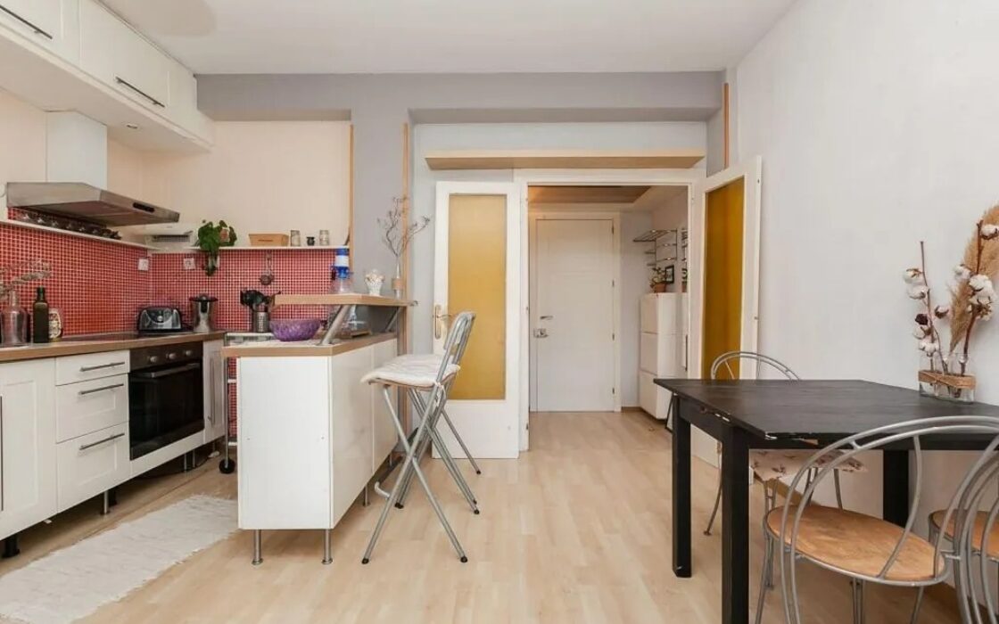 Светлая квартира с балконом в Барселоне, 110 кв.м., 3 спальни