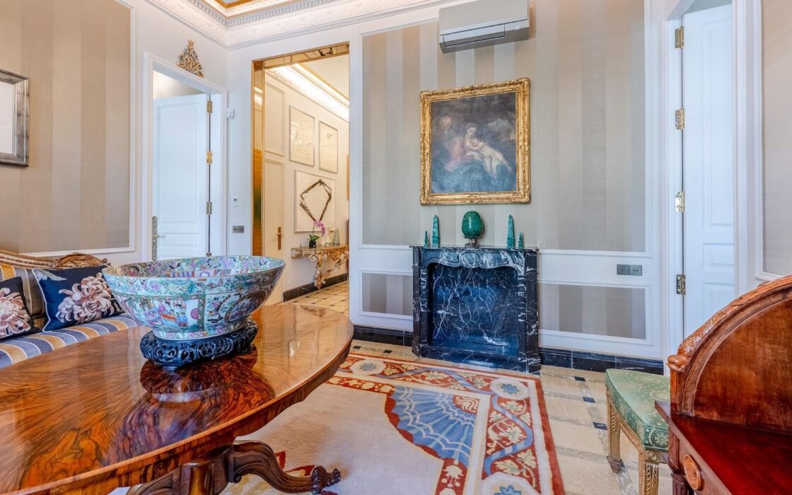 Ексклюзивна дизайнерська квартира з терасою в Барселоні 300 кв.м