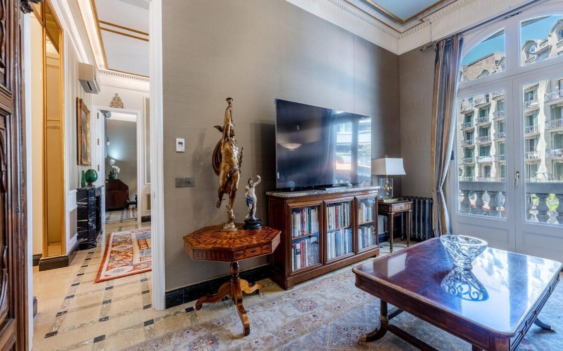 Ексклюзивна дизайнерська квартира з терасою в Барселоні 300 кв.м