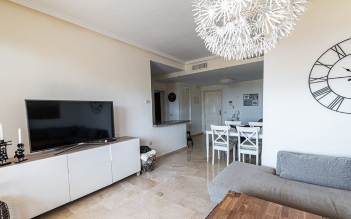 Светлая 2-комнатная квартира с видом на море в Бенальмадене