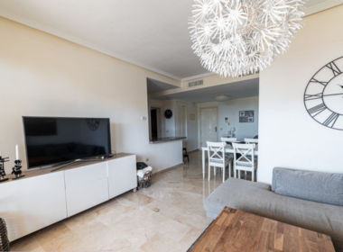 Светлая 2-комнатная квартира с видом на море в Бенальмадене