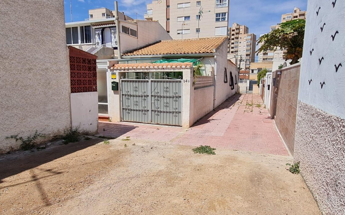 Бунгало 36 кв.м в Торревьехе с террасой у моря