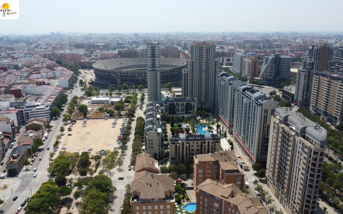 Апартаменти 87 кв.м в Валенсії з терасою та басейном