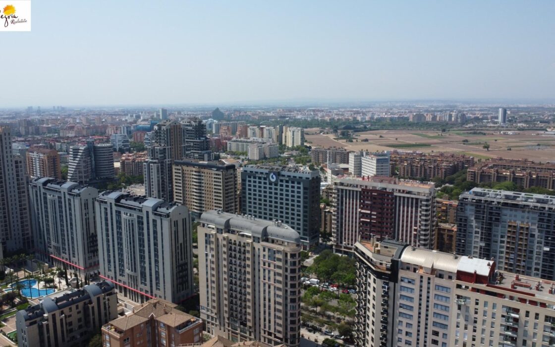 Апартаменти 87 кв.м в Валенсії з терасою та басейном