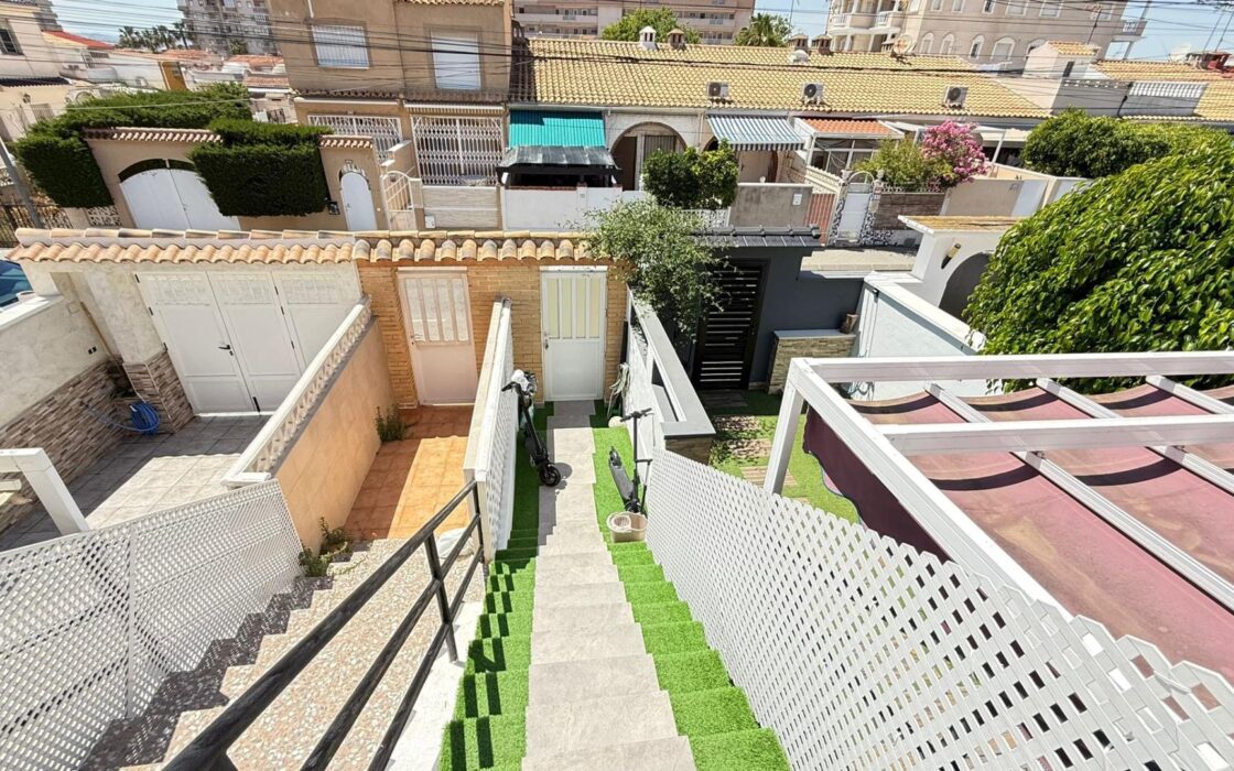 Бунгало з 2 спальнями та терасою в Коста Бланка 49 кв.м