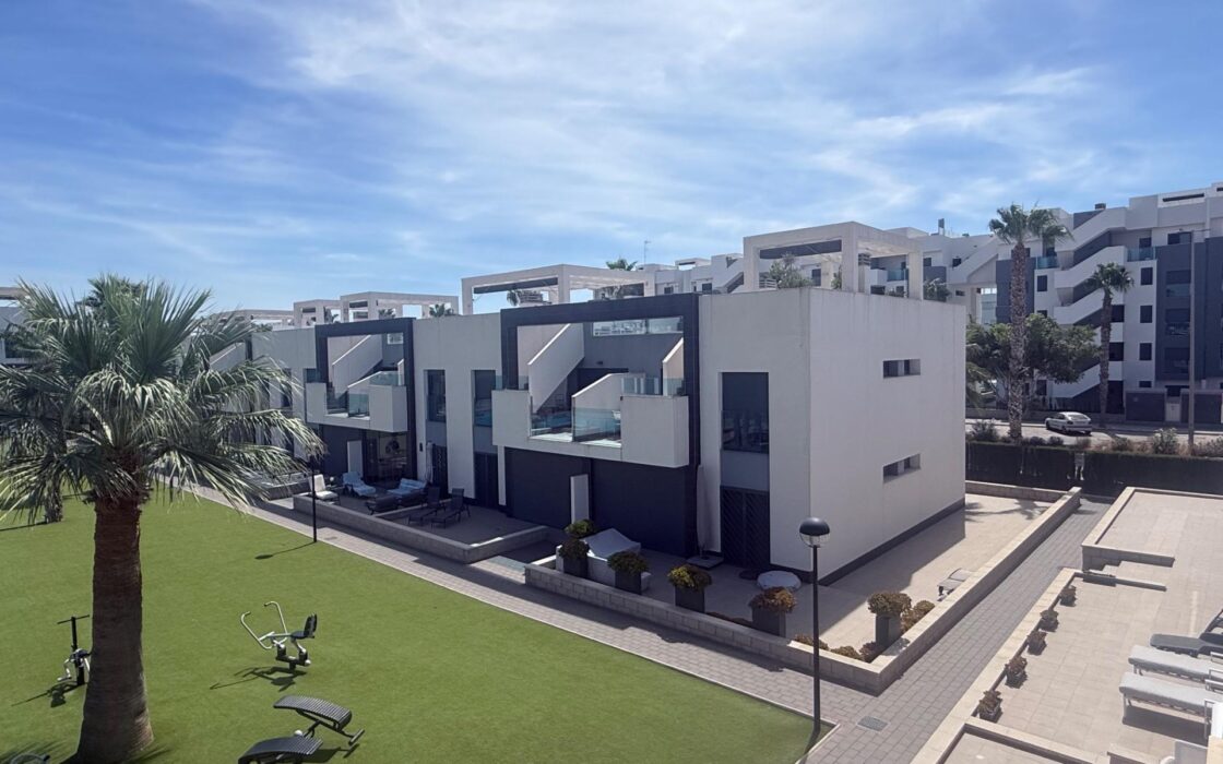 Бунгало в Гуардамаре 160 кв.м с террасой у моря