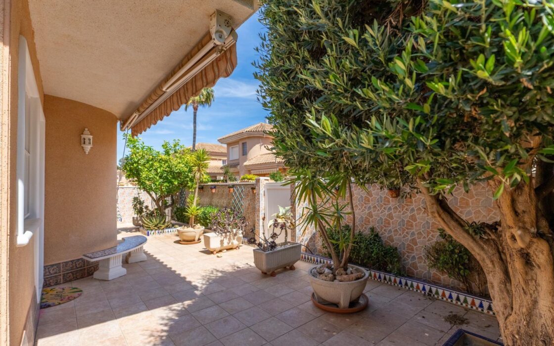 Вилла в Торревьехе 98 кв.м с террасой 4 км от моря