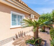 Вилла в Торревьехе 98 кв.м с террасой 4 км от моря