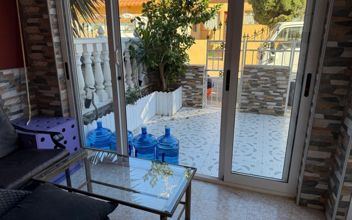 Дуплекс в Торревьехе 72 кв.м с террасой и бассейном