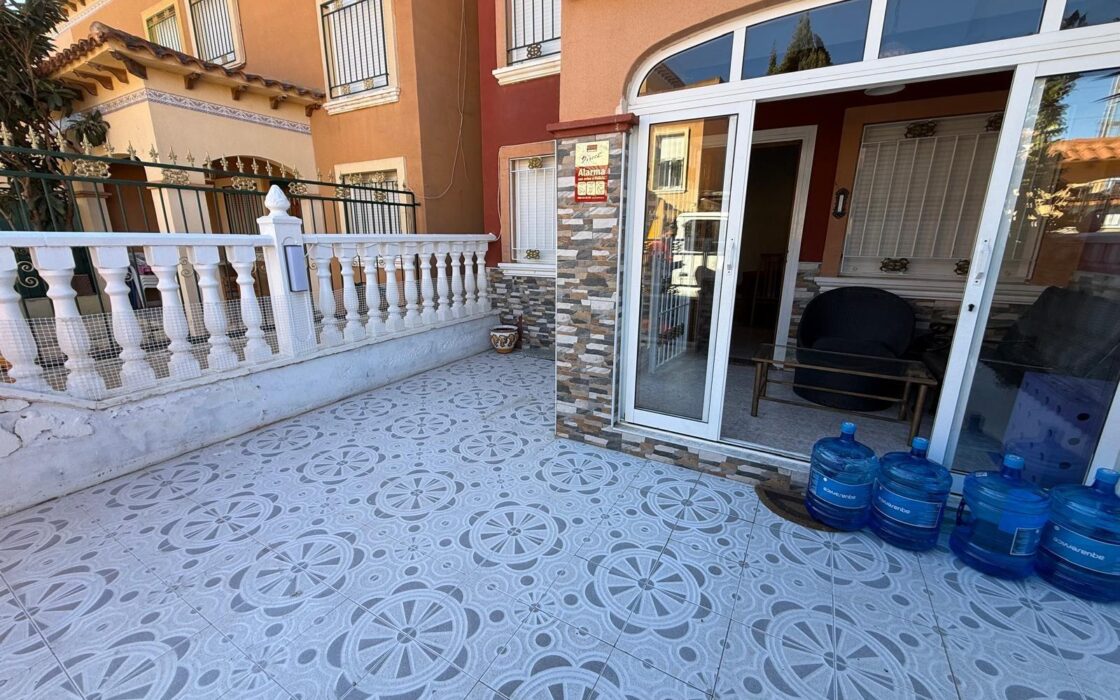 Дуплекс в Торревьехе 72 кв.м с террасой и бассейном