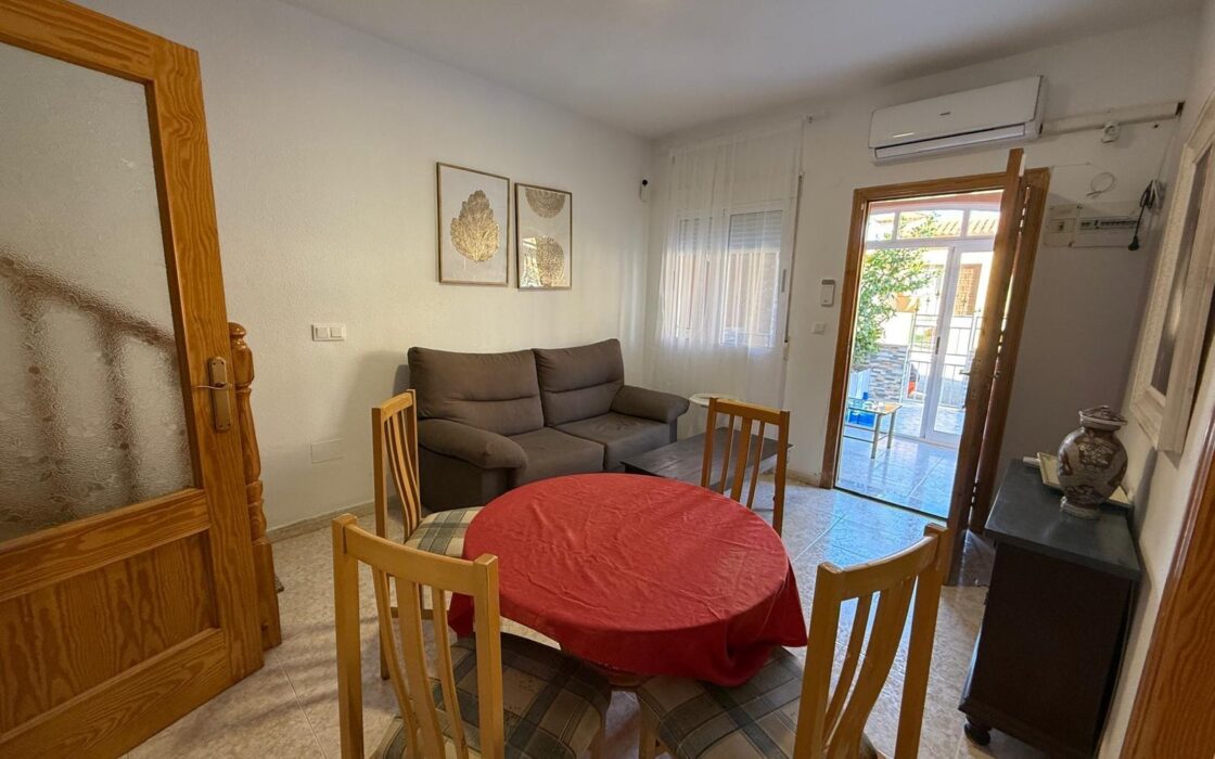 Дуплекс в Торревьехе 72 кв.м с террасой и бассейном