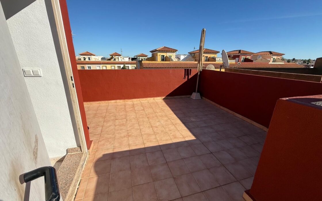 Дуплекс в Торревьехе 72 кв.м с террасой и бассейном