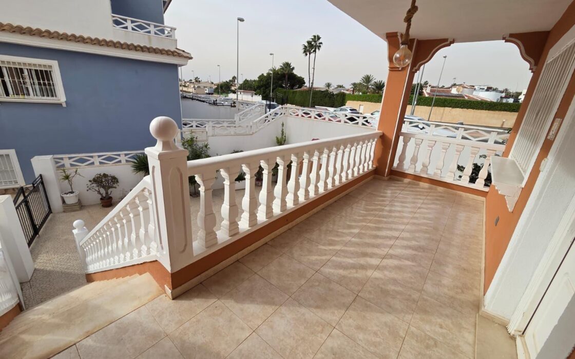 Таунхаус в Сьюдад Кесада 169 кв.м с бассейном и паркингом