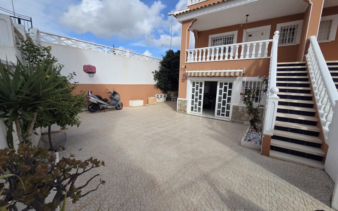 Таунхаус в Сьюдад Кесада 169 кв.м с бассейном и паркингом