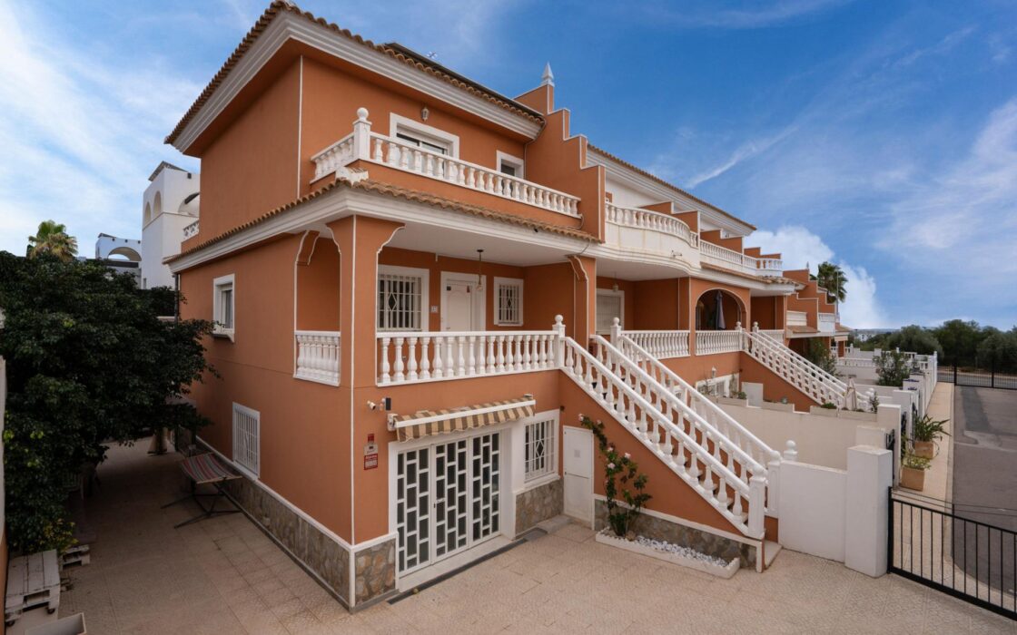 Таунхаус в Сьюдад Кесада 169 кв.м с бассейном и паркингом