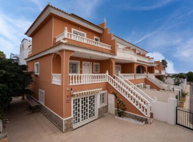 Таунхаус в Сьюдад Кесада 169 кв.м с бассейном и паркингом