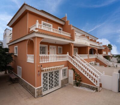 Таунхаус в Сьюдад Кесада 169 кв.м с бассейном и паркингом