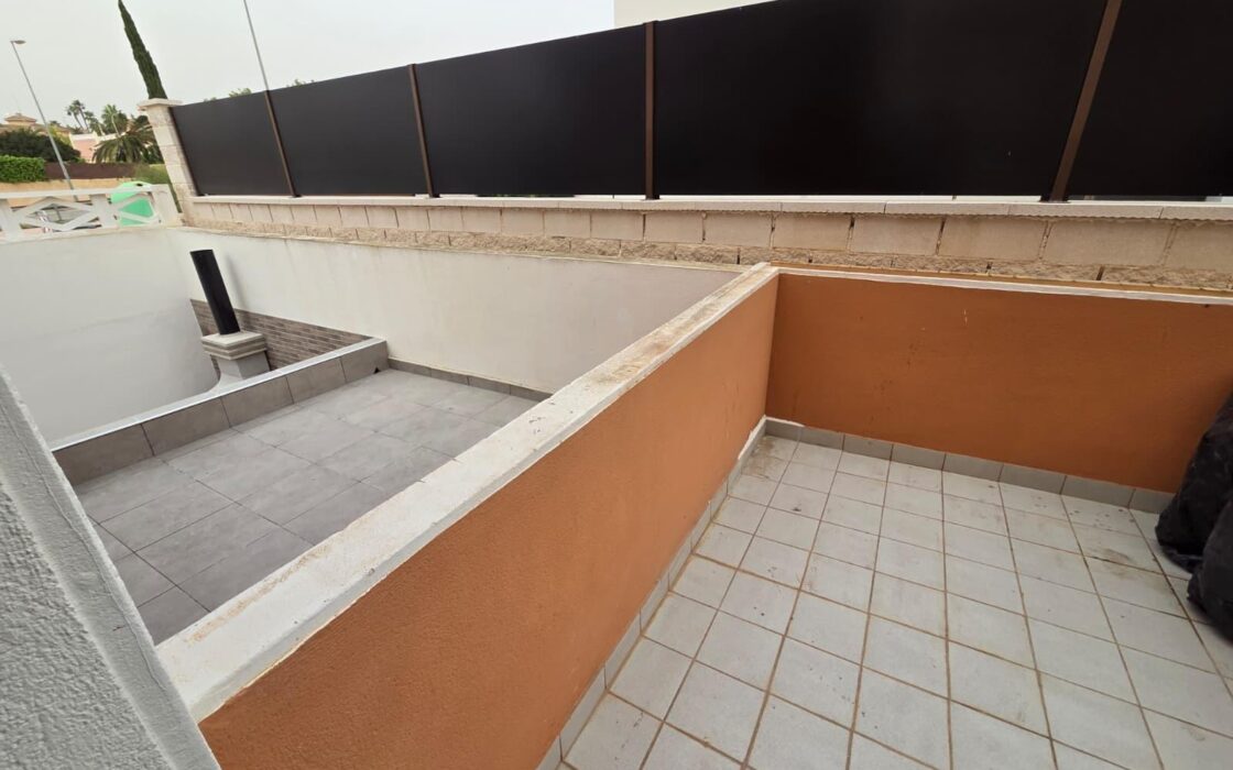 Таунхаус в Сьюдад Кесада 169 кв.м с бассейном и паркингом