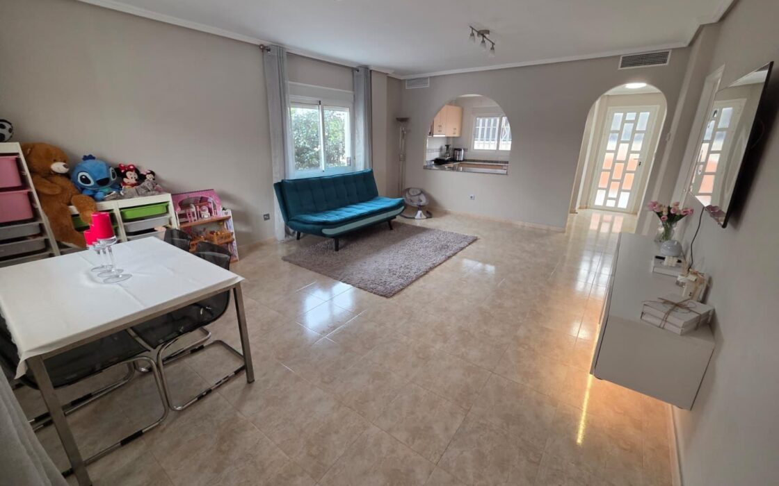 Таунхаус в Сьюдад Кесада 169 кв.м с бассейном и паркингом