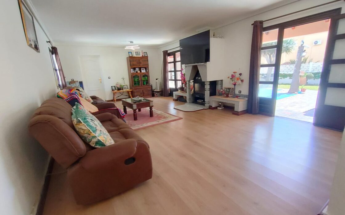 Дом в Ориуэла Коста 209 кв.м с 5 спальнями и бассейном