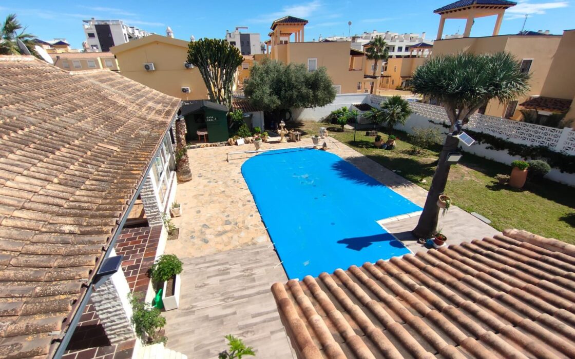 Дом в Ориуэла Коста 209 кв.м с 5 спальнями и бассейном