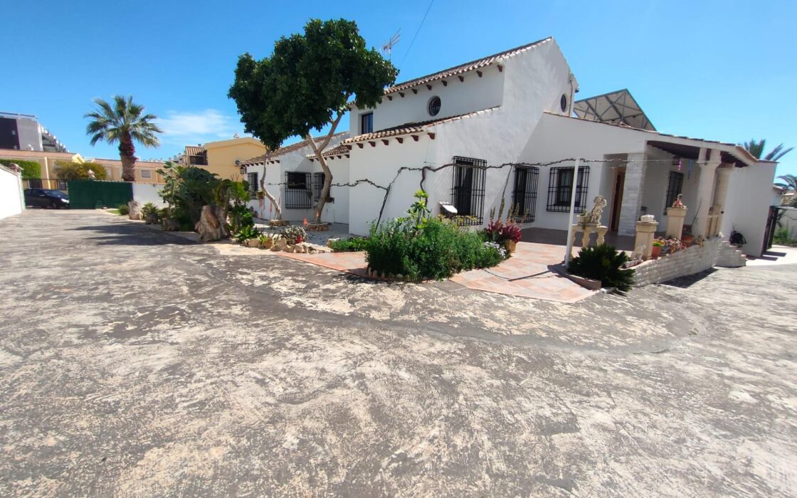 Дом в Ориуэла Коста 209 кв.м с 5 спальнями и бассейном