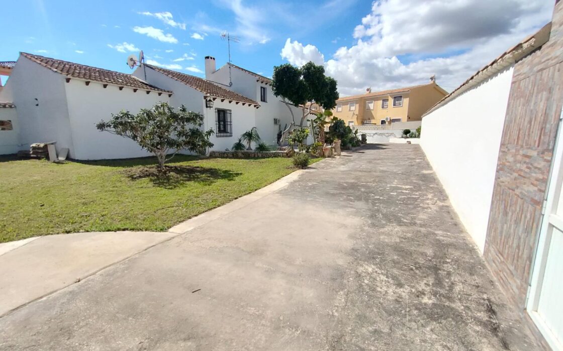 Дом в Ориуэла Коста 209 кв.м с 5 спальнями и бассейном