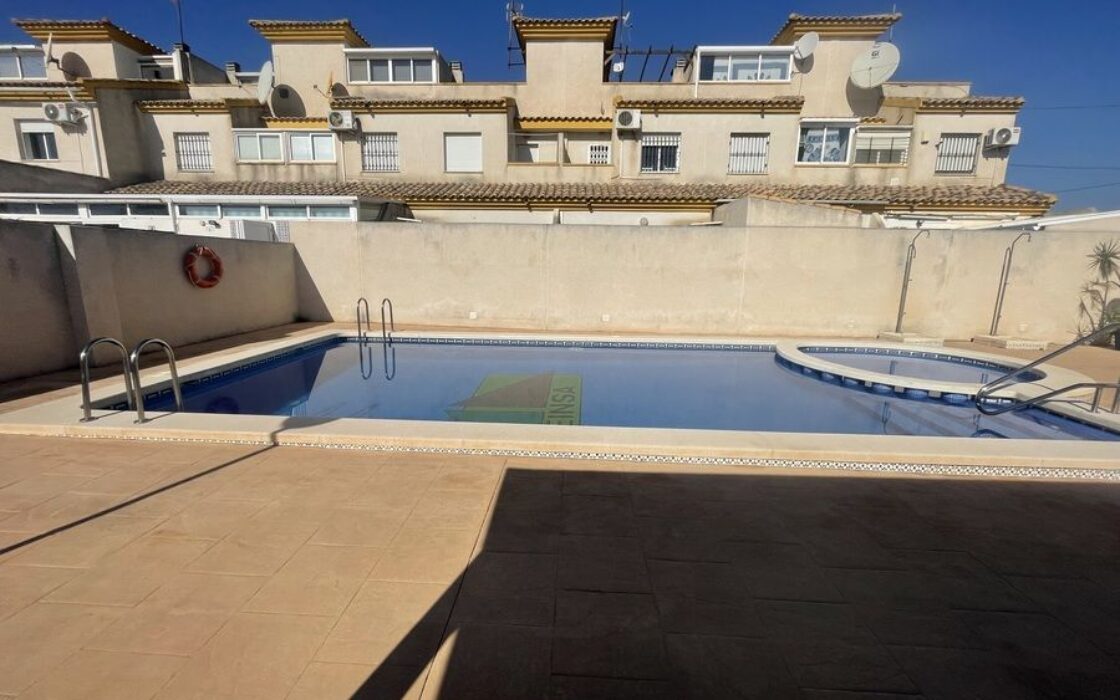 Дом в Дайя Нуэва 4 комнаты с бассейном и террасой