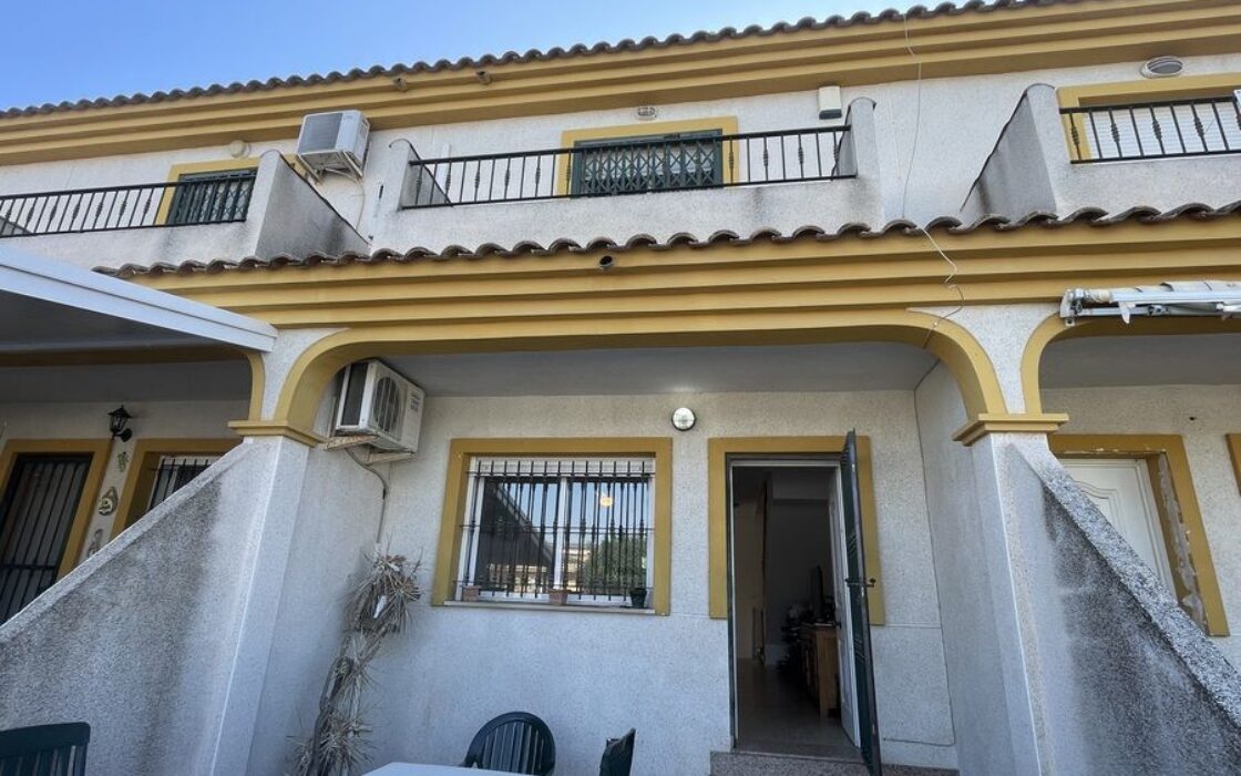 Дом в Дайя Нуэва 4 комнаты с бассейном и террасой