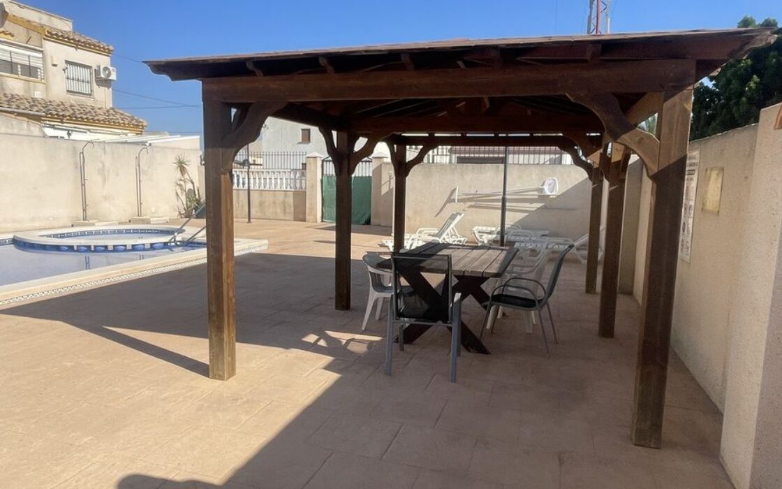 Дом в Дайя Нуэва 4 комнаты с бассейном и террасой