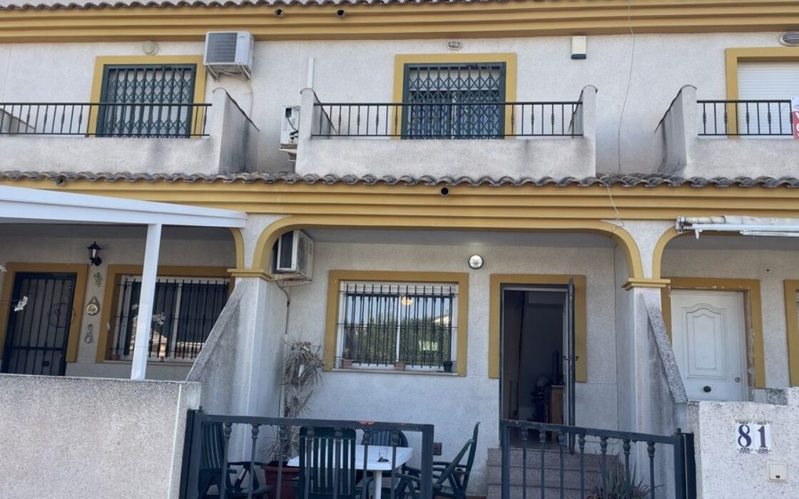 Дом в Дайя Нуэва 4 комнаты с бассейном и террасой