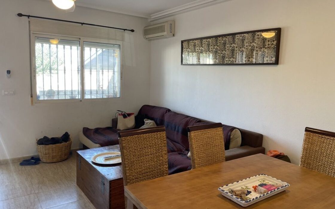 Дом в Дайя Нуэва 4 комнаты с бассейном и террасой